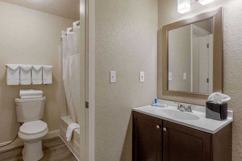 Rodeway Inn & Suites image