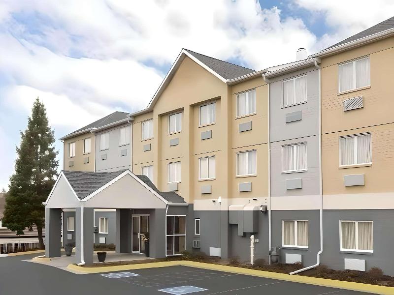 Dubuque Inn & Suites — general view