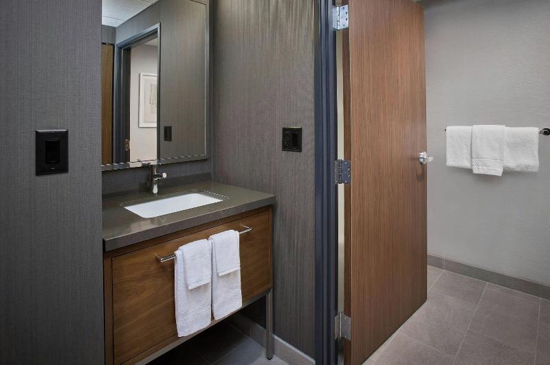 Courtyard By Marriott Wausau image