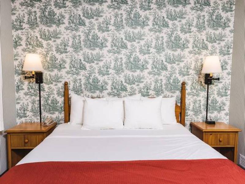 Woodlands Hotel & Suites - A Colonial Williamsburg image