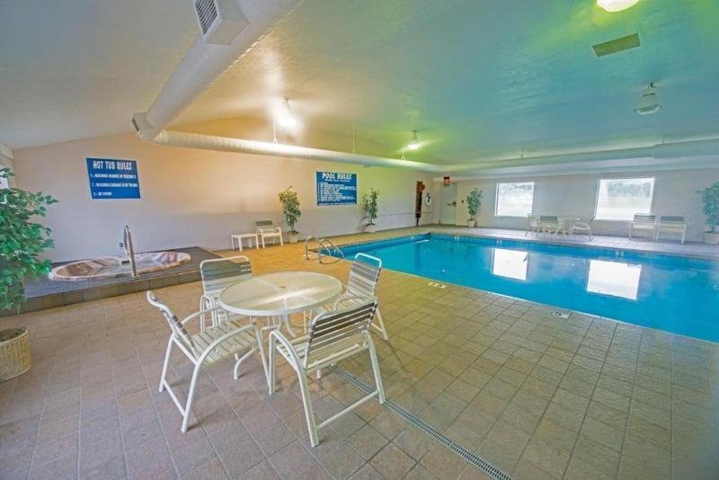 Boarders Inn & Suites by Cobblestone Hotels - Muni image