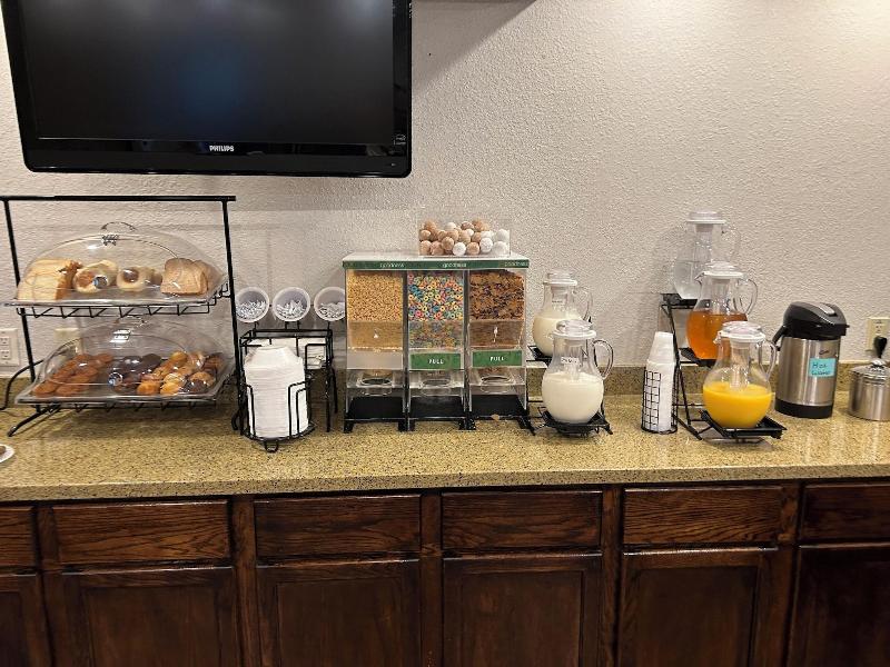 Boarders Inn & Suites by Cobblestone Hotels - Muni image