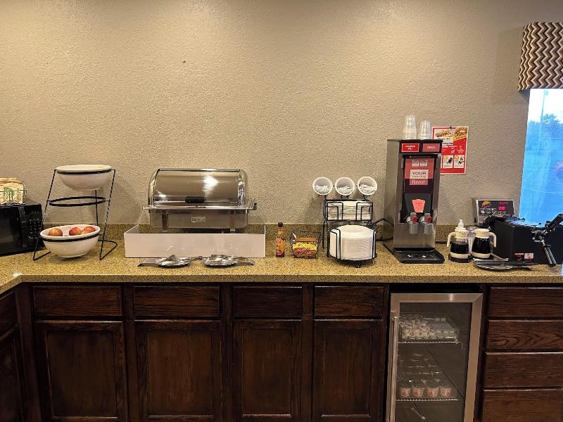 Boarders Inn & Suites by Cobblestone Hotels - Muni image