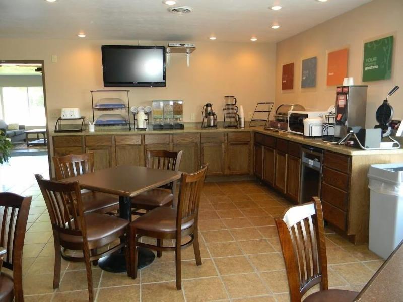 Boarders Inn & Suites by Cobblestone Hotels - Muni image