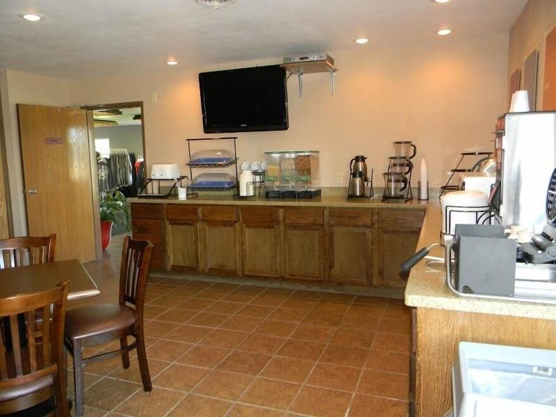 Boarders Inn & Suites by Cobblestone Hotels - Muni image