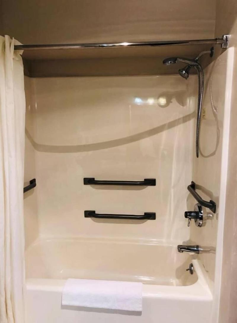 Boarders Inn & Suites by Cobblestone Hotels - Muni image