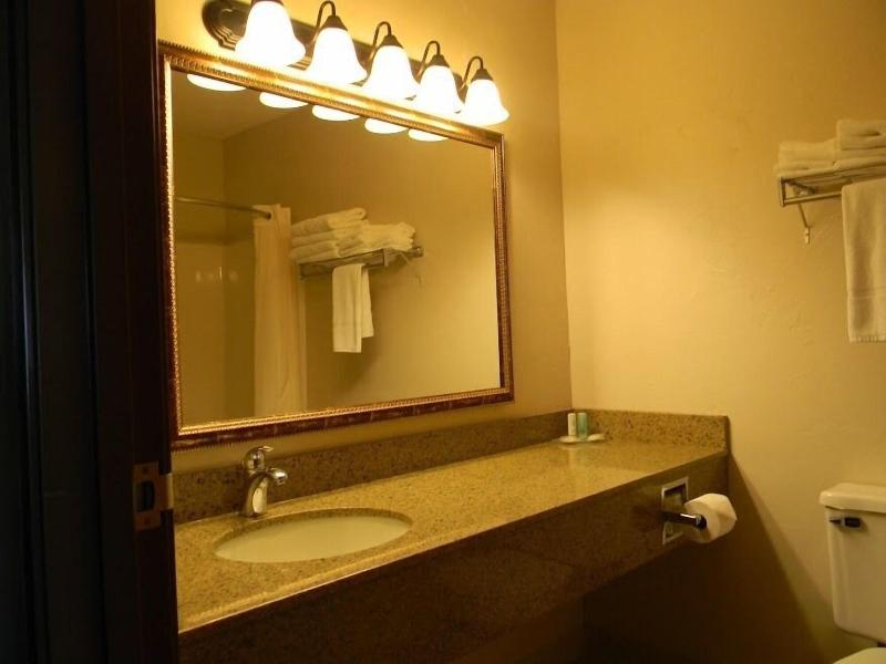 Boarders Inn & Suites by Cobblestone Hotels - Muni image