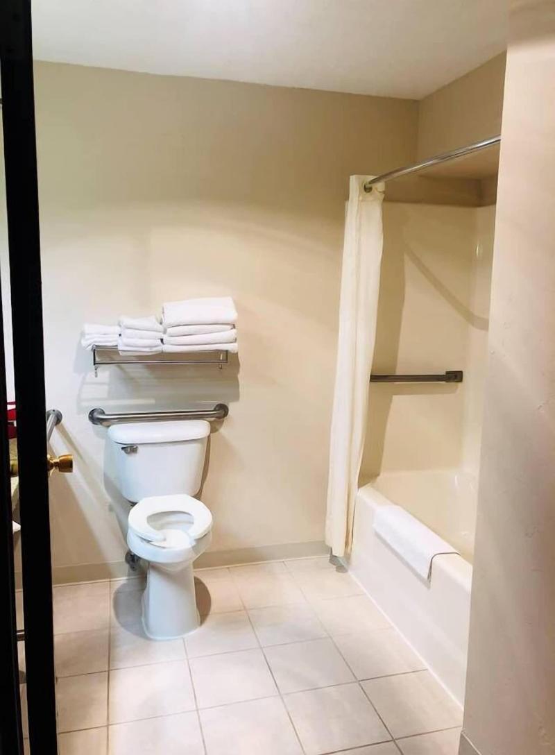 Boarders Inn & Suites by Cobblestone Hotels - Muni image