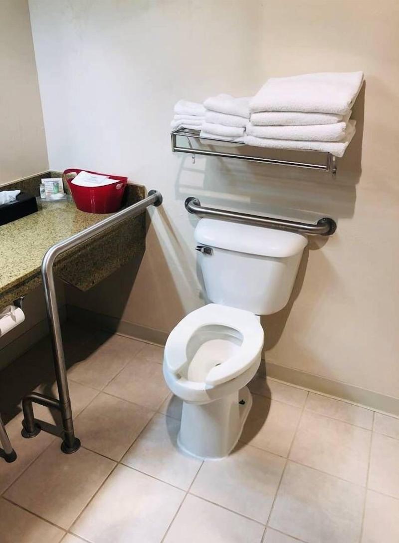 Boarders Inn & Suites by Cobblestone Hotels - Muni image