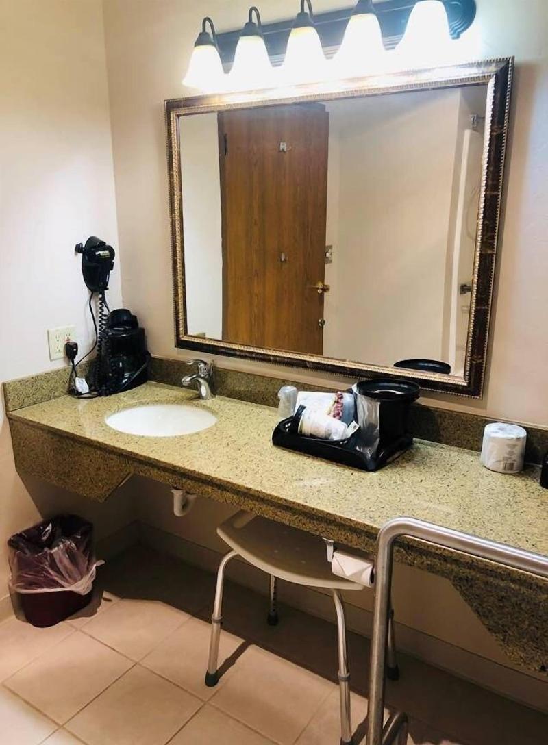 Boarders Inn & Suites by Cobblestone Hotels - Muni image
