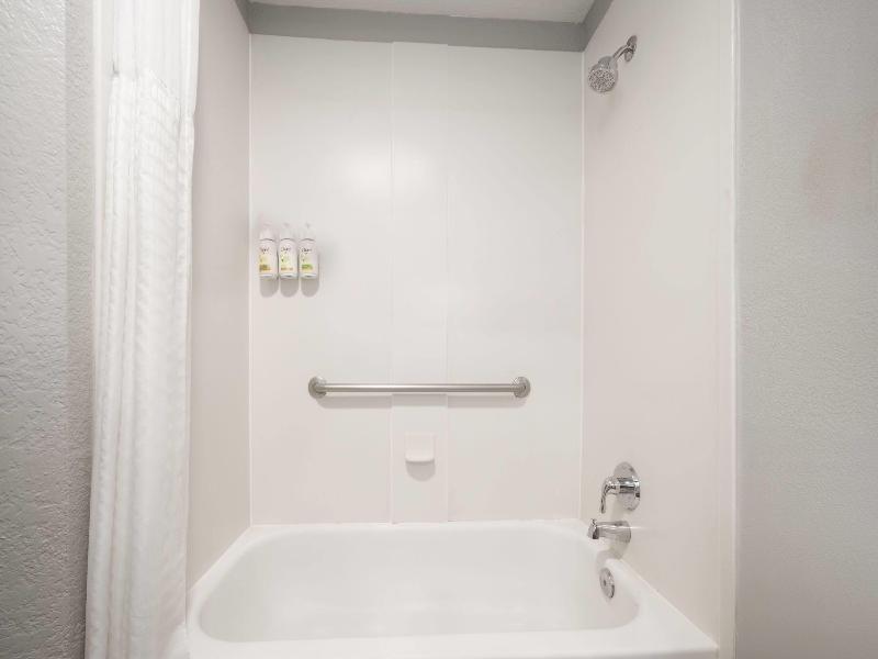 La Quinta Inn & Suites by Wyndham Raleigh Cary image