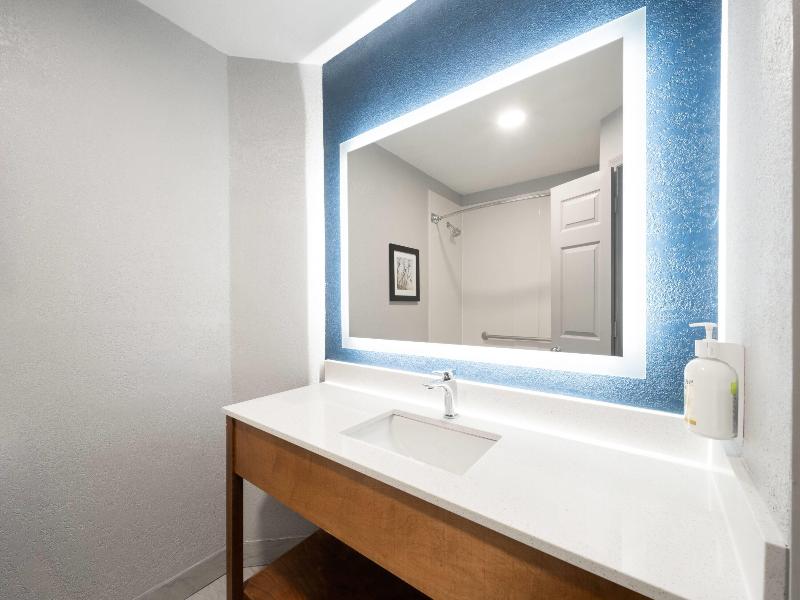 La Quinta Inn & Suites by Wyndham Raleigh Cary image