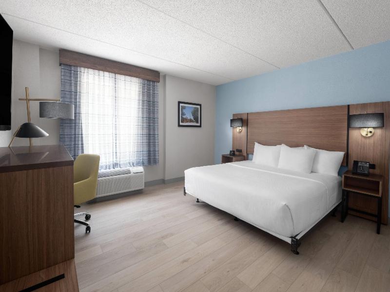 La Quinta Inn & Suites by Wyndham Raleigh Cary image