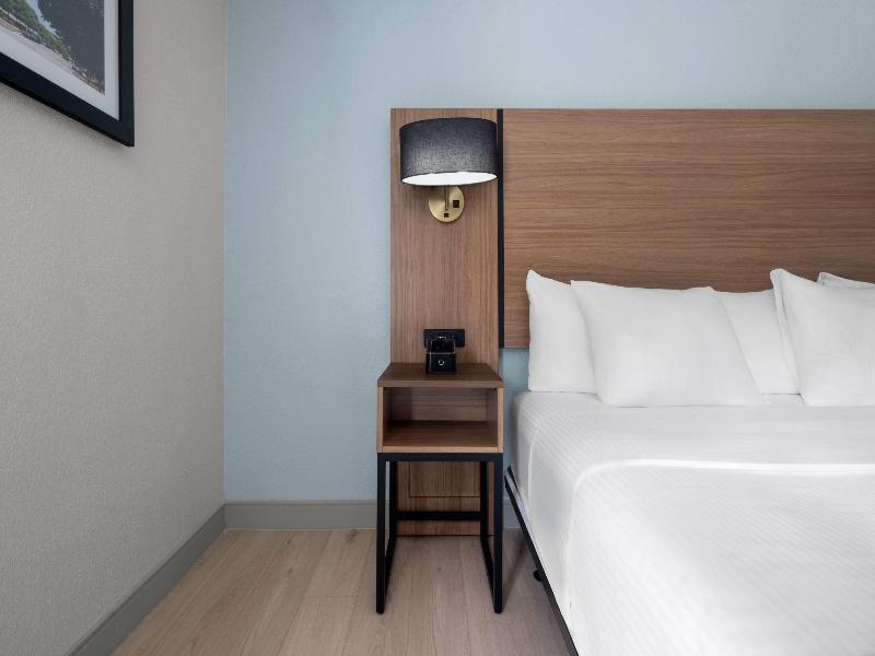 La Quinta Inn & Suites by Wyndham Raleigh Cary image