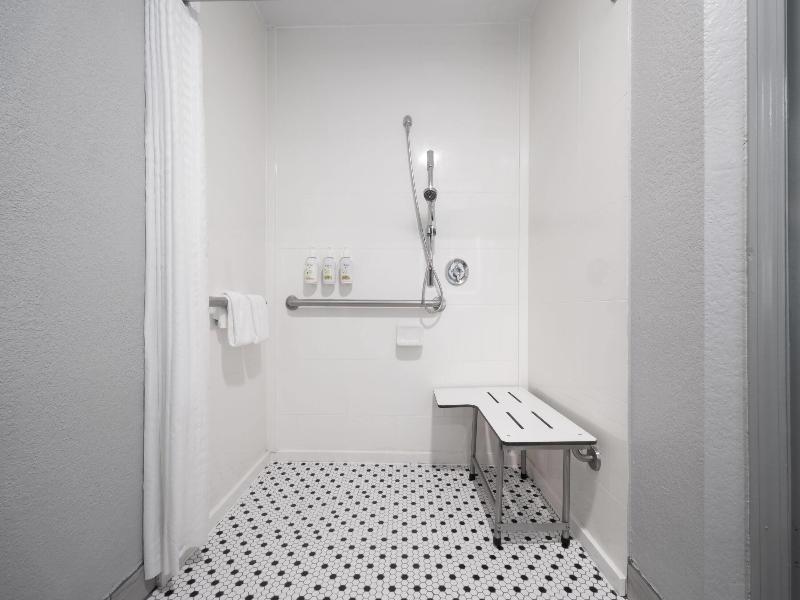La Quinta Inn & Suites by Wyndham Raleigh Cary image