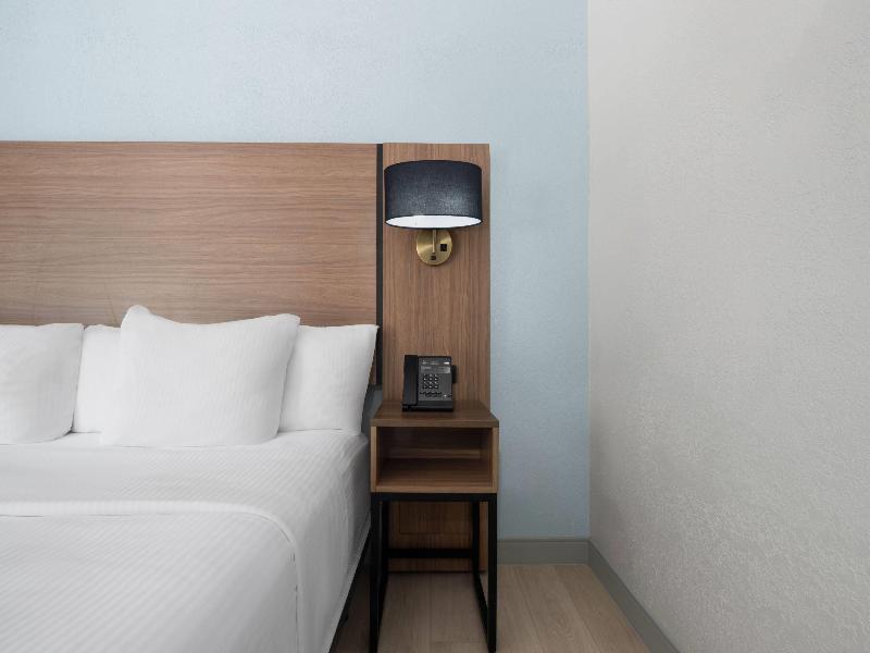 La Quinta Inn & Suites by Wyndham Raleigh Cary image