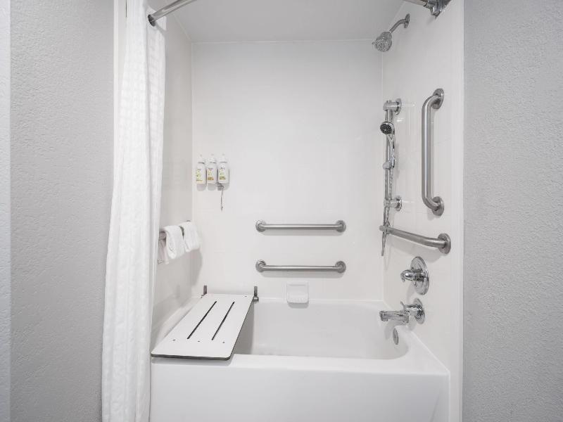 La Quinta Inn & Suites by Wyndham Raleigh Cary image