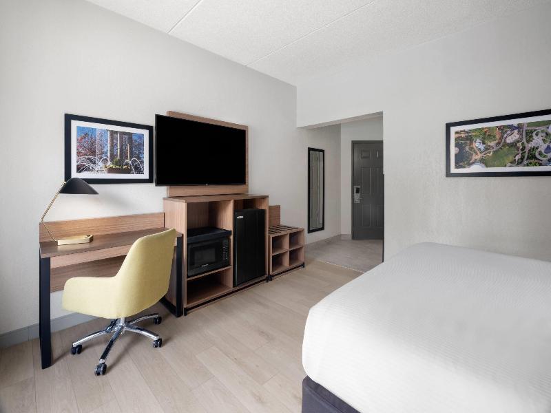 La Quinta Inn & Suites by Wyndham Raleigh Cary image