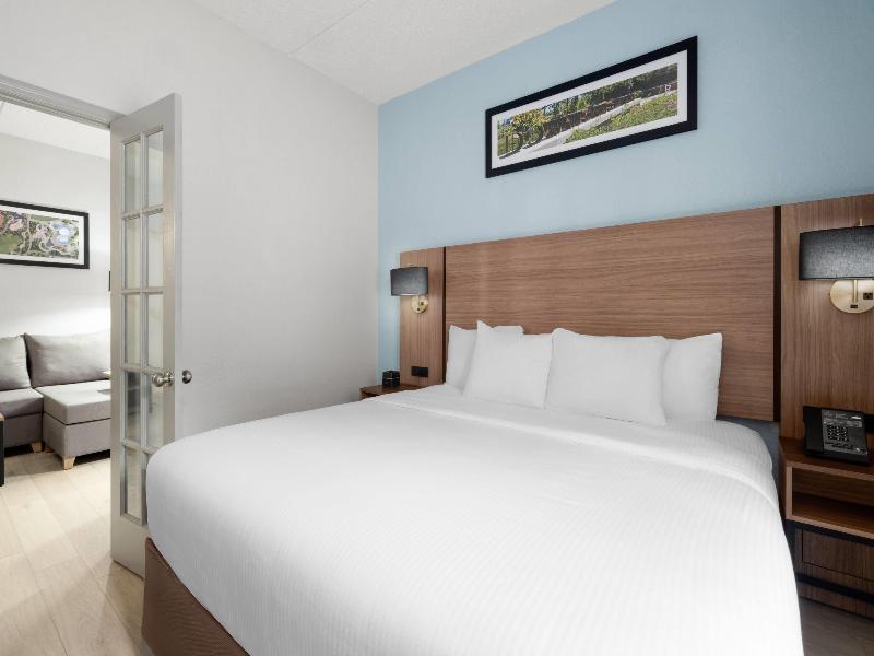 La Quinta Inn & Suites by Wyndham Raleigh Cary image