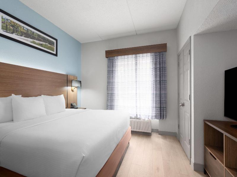 La Quinta Inn & Suites by Wyndham Raleigh Cary image