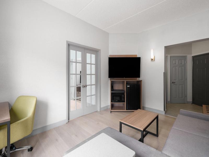 La Quinta Inn & Suites by Wyndham Raleigh Cary image