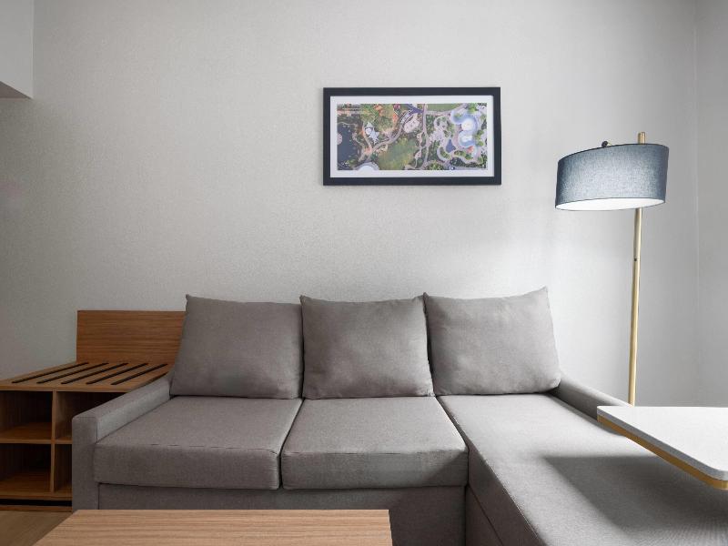 La Quinta Inn & Suites by Wyndham Raleigh Cary image