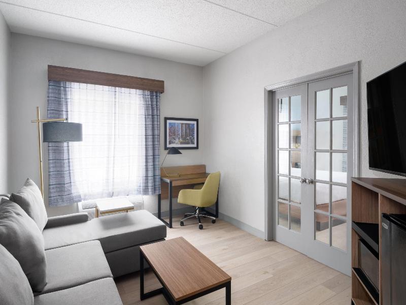 La Quinta Inn & Suites by Wyndham Raleigh Cary image
