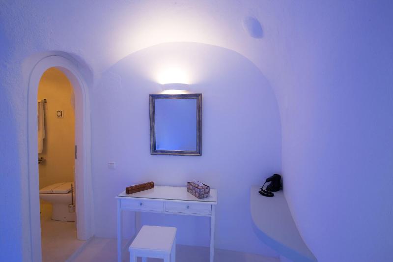 Abyssanto Suites & Spa image