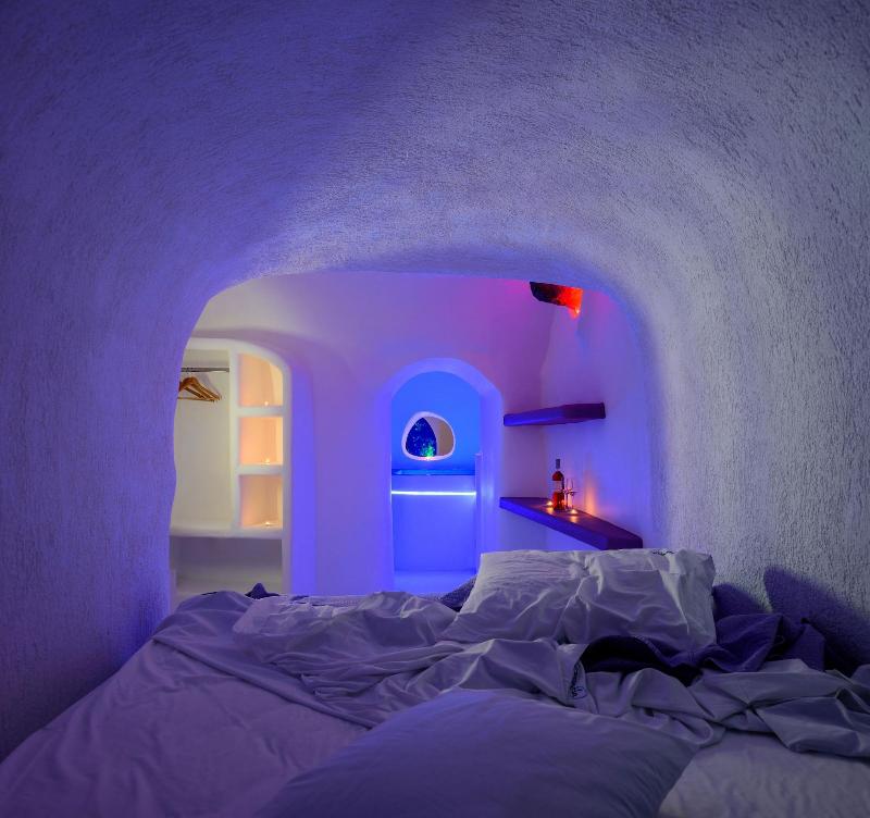 Abyssanto Suites & Spa image
