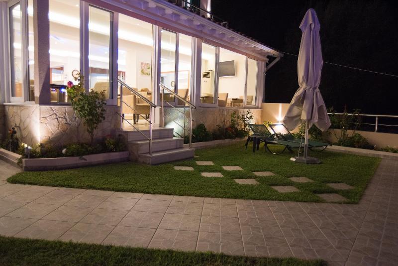 Oasis Hotel image