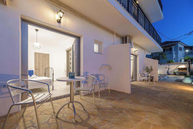 Denise Studios & Apartments image