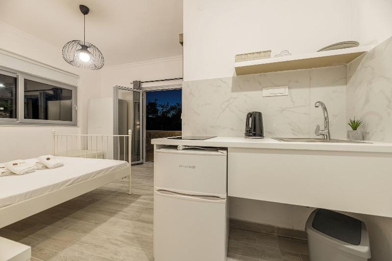 Denise Studios & Apartments image