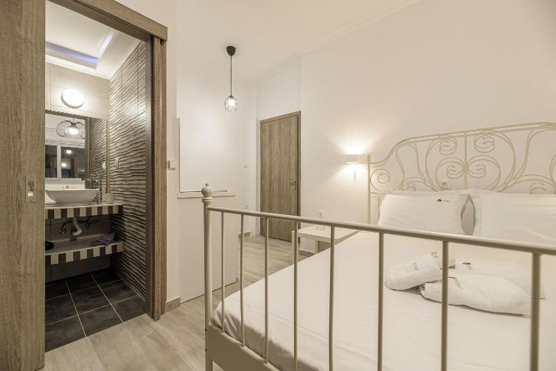 Denise Studios & Apartments image