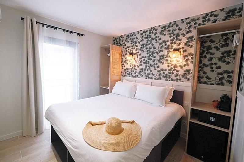 Hotel De La Plage image
