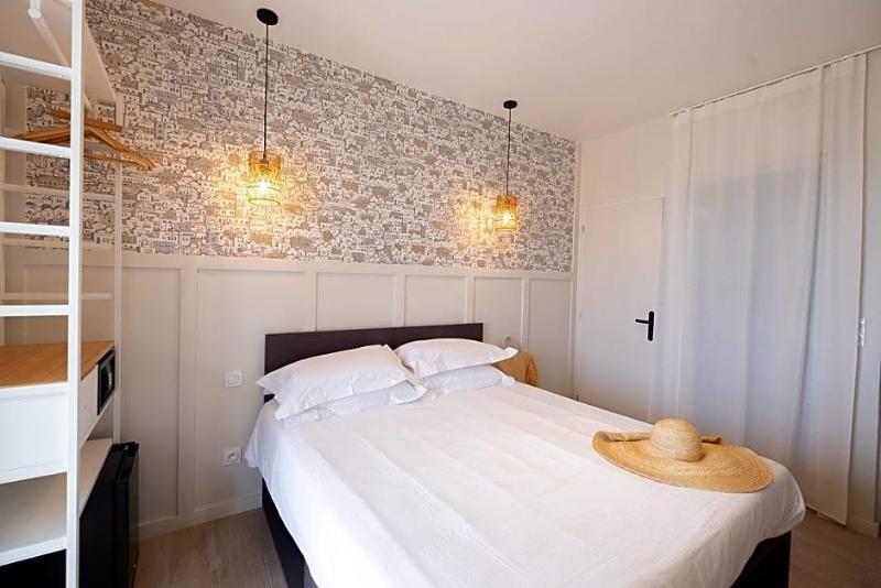 Hotel De La Plage image