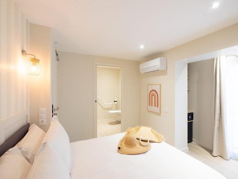 Hotel De La Plage image