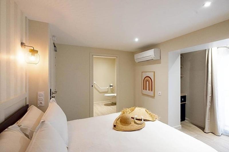 Hotel De La Plage image