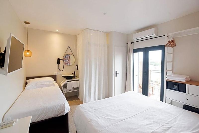 Hotel De La Plage image