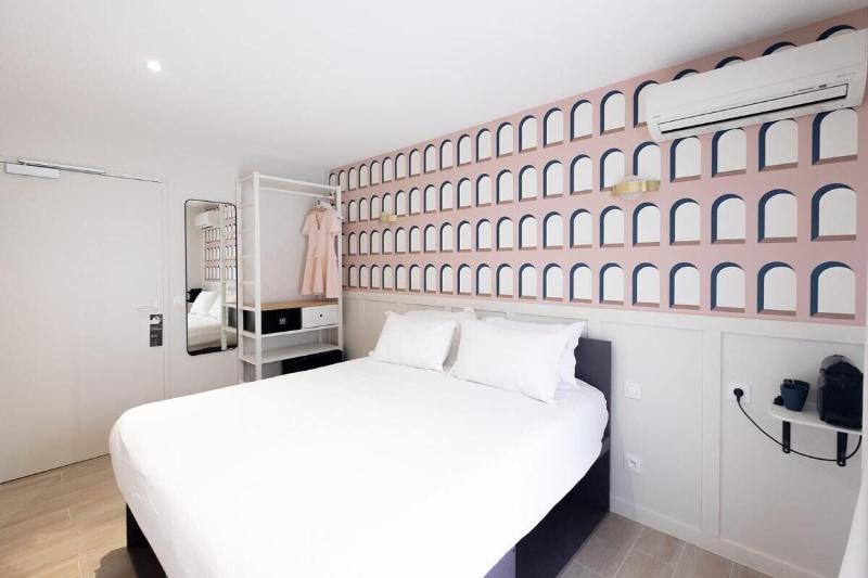 Hotel De La Plage image