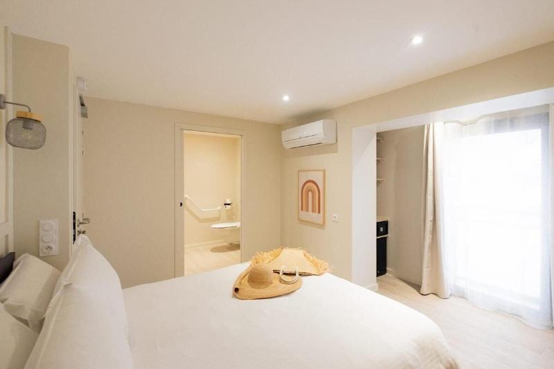 Hotel De La Plage image