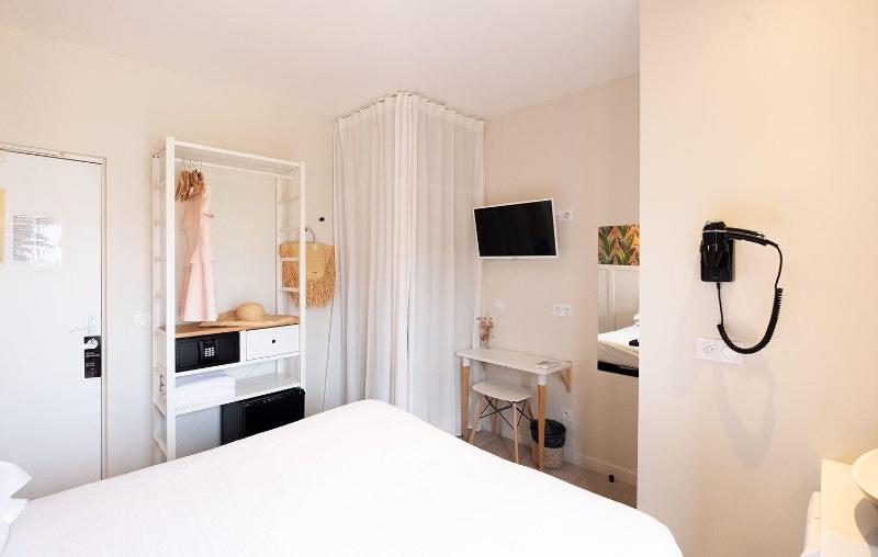 Hotel De La Plage image
