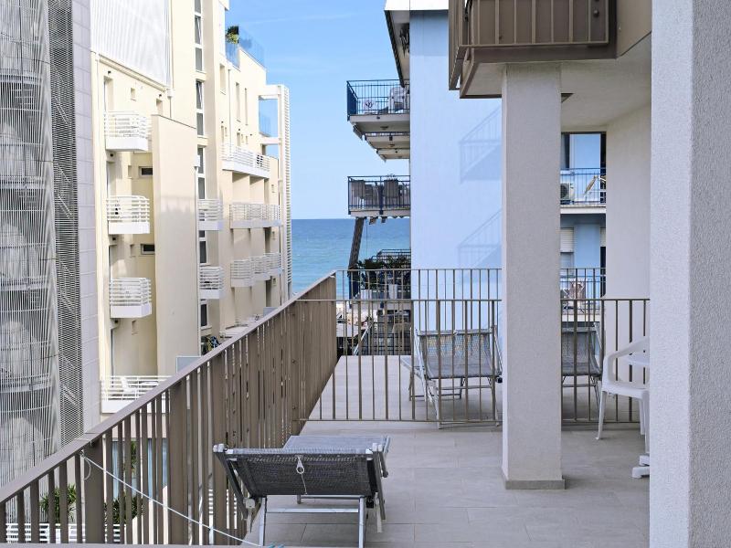 Hotel Midi — general view