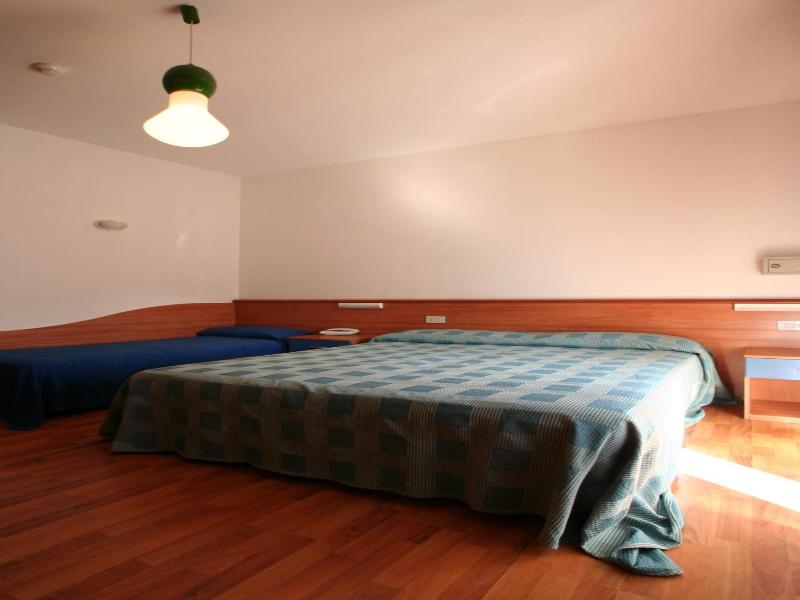 Hotel Midi image