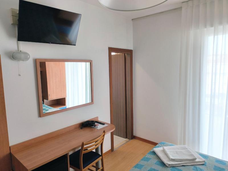 Hotel Midi image