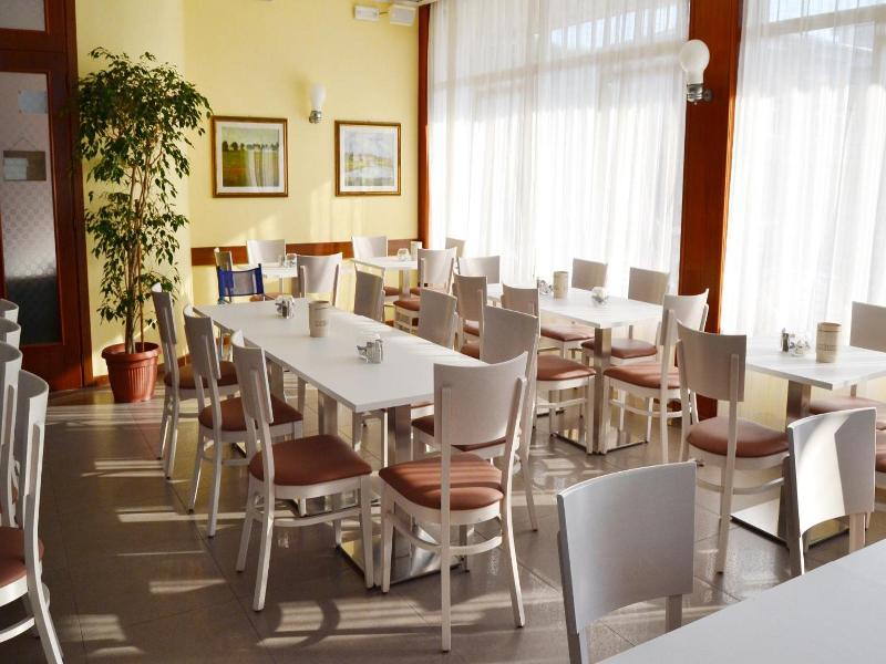 Hotel Midi image