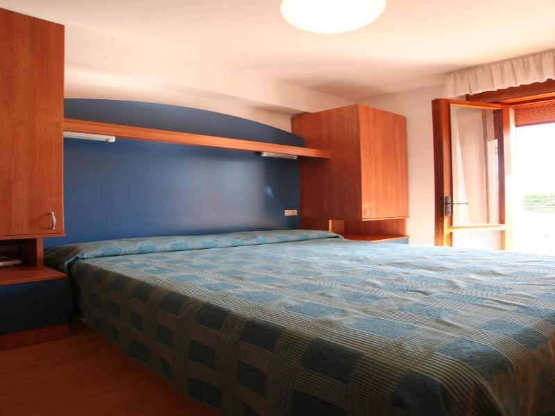 Hotel Midi image