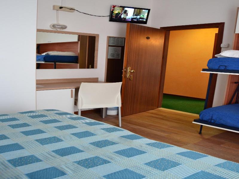 Hotel Midi image