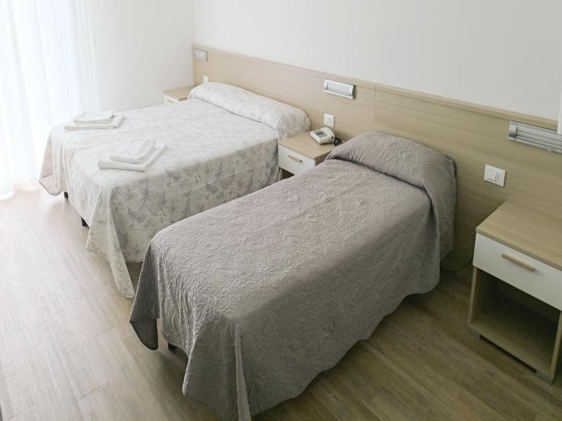 Hotel Midi image