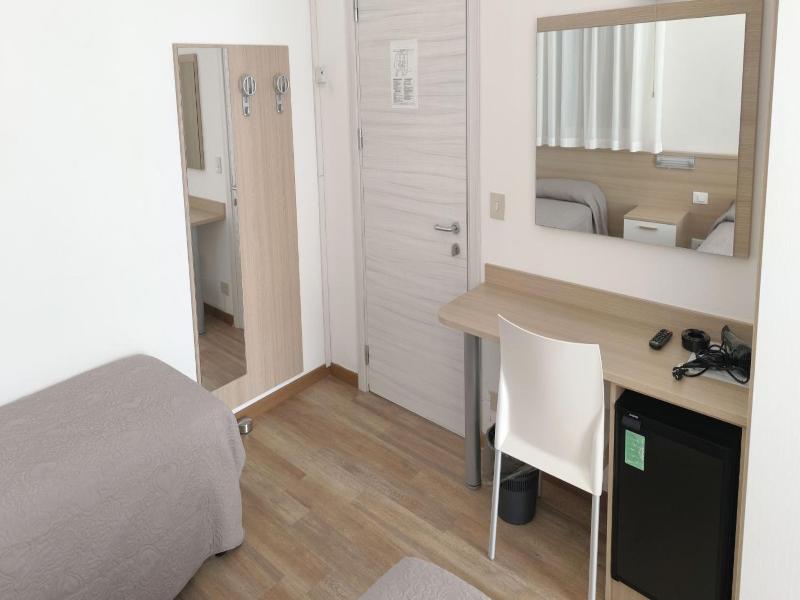 Hotel Midi image