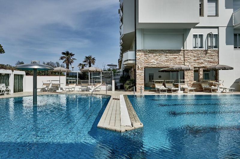Rouge Hotel International image